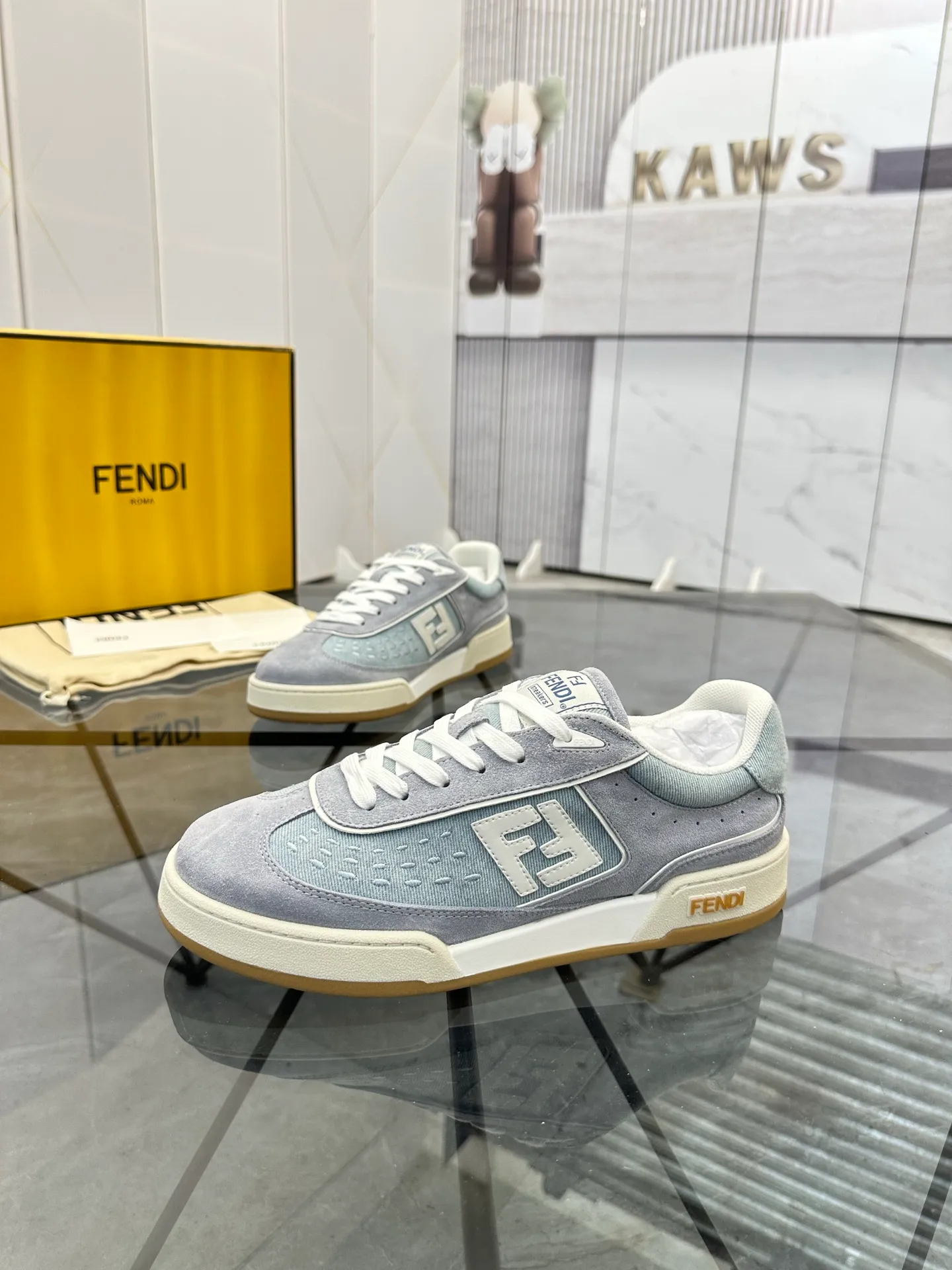 Selling men's shoes 💰: 💰P620¥ Top quality Product trademark: Fendi* "Fendi*" low-top casual shoes Regular size: 35-44 (can be customized to 38.45.46) Product material: imported first-layer nubuck leather upper, breathable lining, original outsole. No.:H208